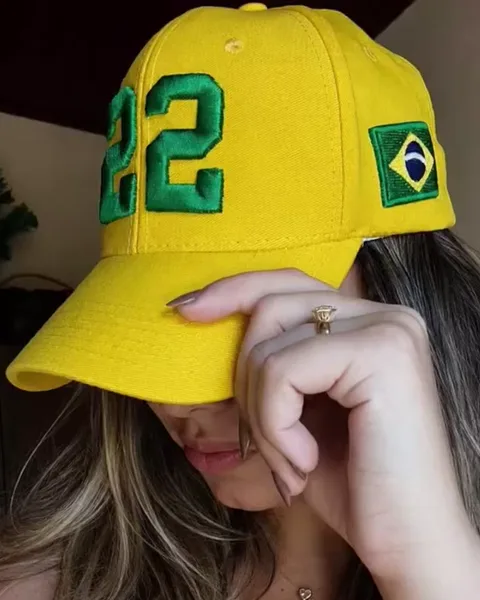 Cleide com o boné